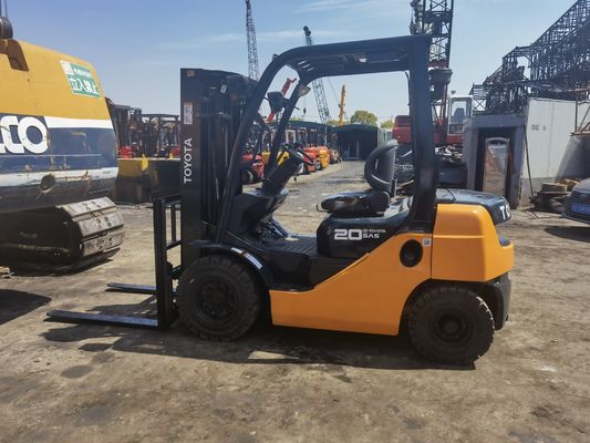 2 tonnes de chariot élévateur Toyota avec 3 étapes de changement de direction du mât Toyota siège hauteur de levage 4,5 m