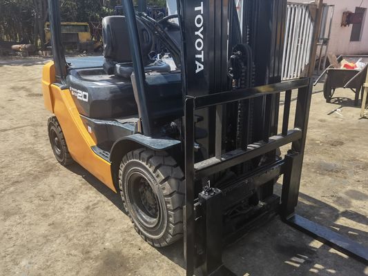 2 tonnes de chariot élévateur Toyota avec 3 étapes de changement de direction du mât Toyota siège hauteur de levage 4,5 m