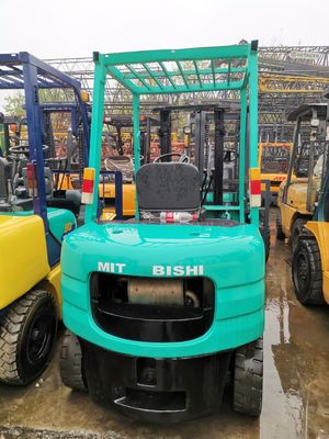 Un chariot élévateur Mitsubishi de 2 tonnes et demie à Shanghai, parfait pour les magasins de matériaux de construction.