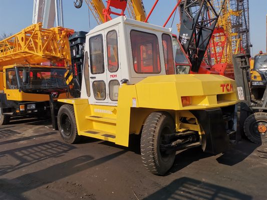 TCM FD100 chariot élévateur diesel utilisé sur un chantier de construction avec une longueur de fourchette de routine assurée