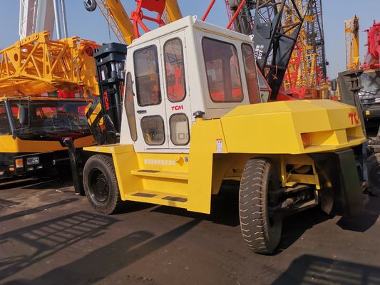 TCM FD100 chariot élévateur diesel utilisé sur un chantier de construction avec une longueur de fourchette de routine assurée