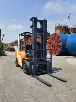 Puissant chariot élévateur TCM FD30T6 de 3 tonnes avec triple fourchette et virage latéral utilisé dans le chantier de Shanghai