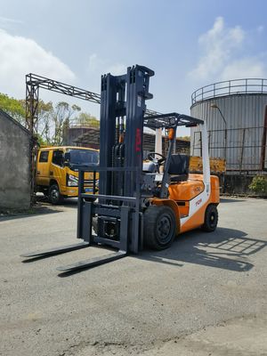 Puissant chariot élévateur TCM FD30T6 de 3 tonnes avec triple fourchette et virage latéral utilisé dans le chantier de Shanghai