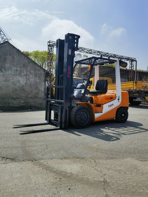 Puissant chariot élévateur TCM FD30T6 de 3 tonnes avec triple fourchette et virage latéral utilisé dans le chantier de Shanghai