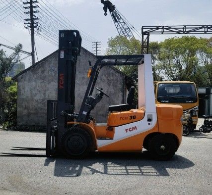 Puissant chariot élévateur TCM FD30T6 de 3 tonnes avec triple fourchette et virage latéral utilisé dans le chantier de Shanghai