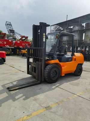 Le magasin de vêtements doit avoir un chariot élévateur Toyota d'occasion de 5 tonnes avec des pièces de rechange japonaises et un moteur diesel