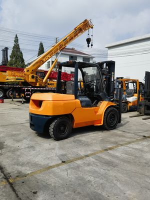 Le magasin de vêtements doit avoir un chariot élévateur Toyota d'occasion de 5 tonnes avec des pièces de rechange japonaises et un moteur diesel