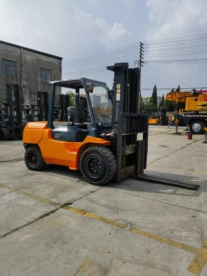 Le magasin de vêtements doit avoir un chariot élévateur Toyota d'occasion de 5 tonnes avec des pièces de rechange japonaises et un moteur diesel