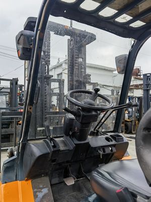Le magasin de vêtements doit avoir un chariot élévateur Toyota d'occasion de 5 tonnes avec des pièces de rechange japonaises et un moteur diesel