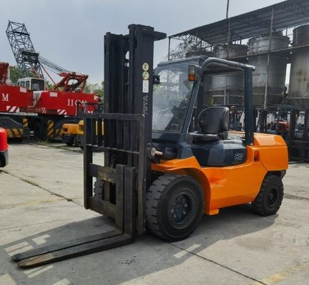 Le magasin de vêtements doit avoir un chariot élévateur Toyota d'occasion de 5 tonnes avec des pièces de rechange japonaises et un moteur diesel
