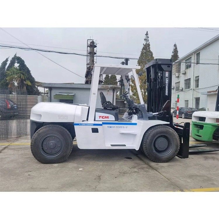 C'est un chariot élévateur TCM FD100 10T d'occasion originaire du Japon.