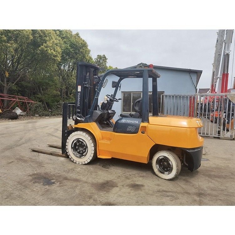 Un chariot élévateur Toyota 7f50 de 5000 kg avec 3 mâts et une hauteur de levage de 6000 mm à Shanghai