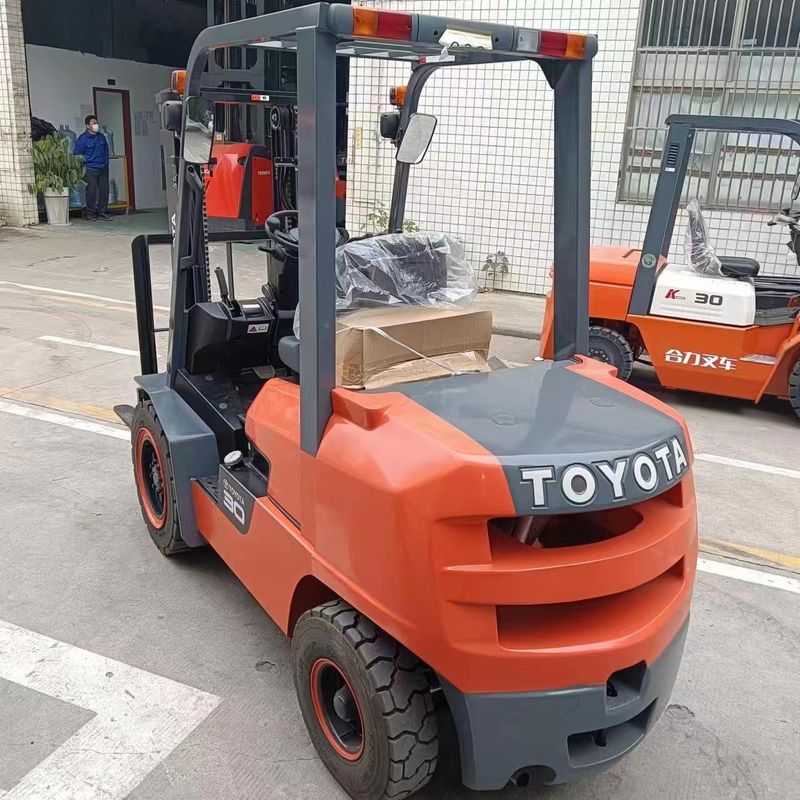3 tonnes 3000 kg Toyota Forklift FDZN30 avec moteur japonais ISUZU en bon état