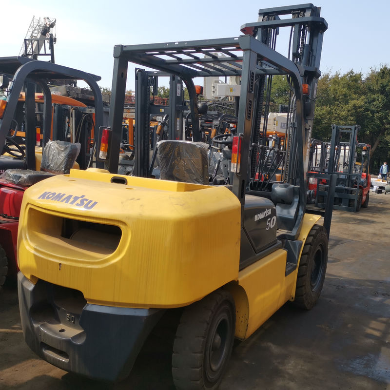 Japon Komatsu 5T FD25 FD30T-16 chariots élévateurs diesel avec des dimensions globales de 2,7 × 1,2 × 2,1 m