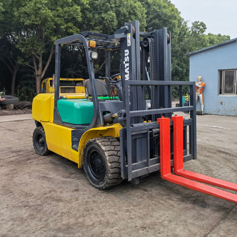 Un chariot élévateur Komatsu 5 tonnes diesel FD50 avec moteur japonais à Shanghai Yard.