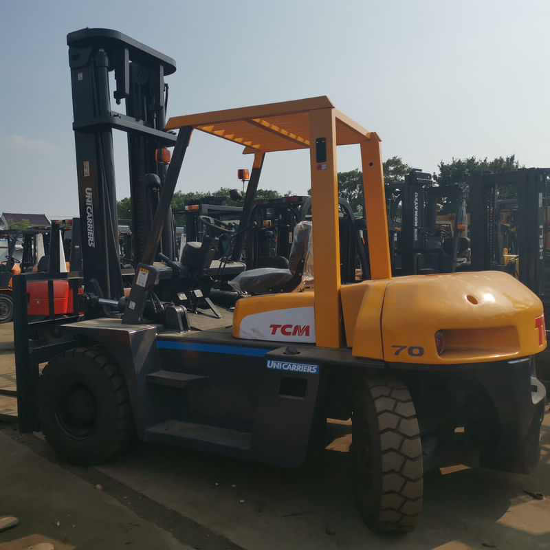 Moteur diesel puissant TCM FD70 7 tonnes chariot élévateur à fourche 80% avec mât à 2 étages et changement latéral