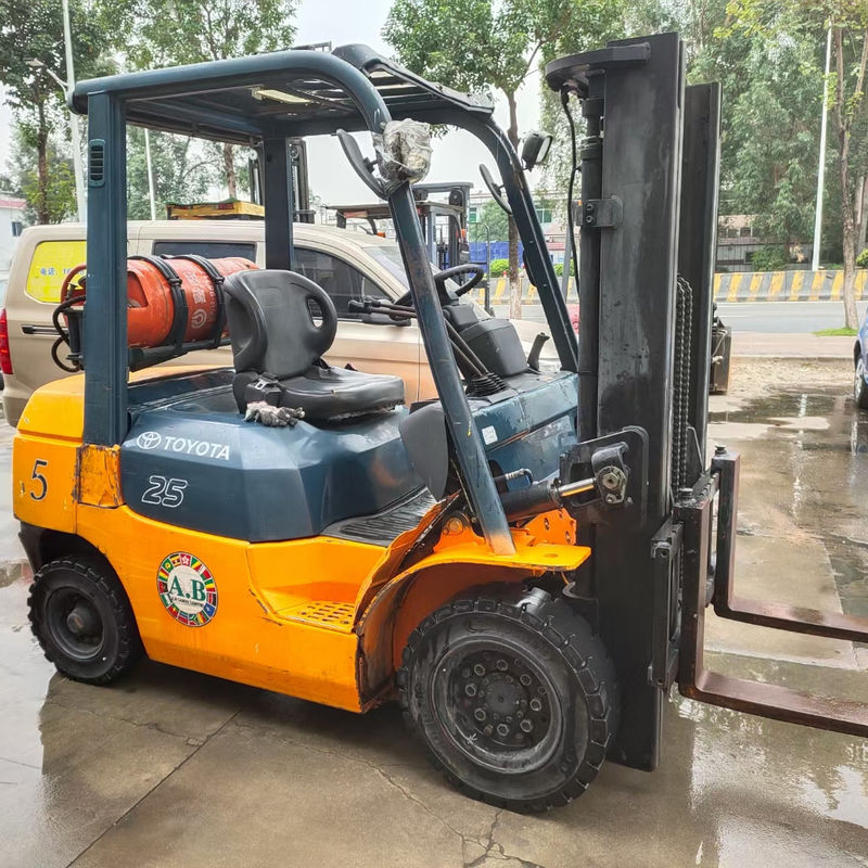 2012 Toyota 7F25 camion élévateur au GPL avec moteur japonais et moteur à essence de 2,5 tonnes