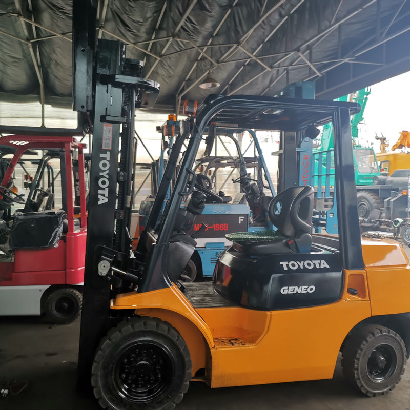 Puissant moteur à essence 2012 Toyota 2,5 tonnes chariot élévateur avec cylindre et le changement de côté