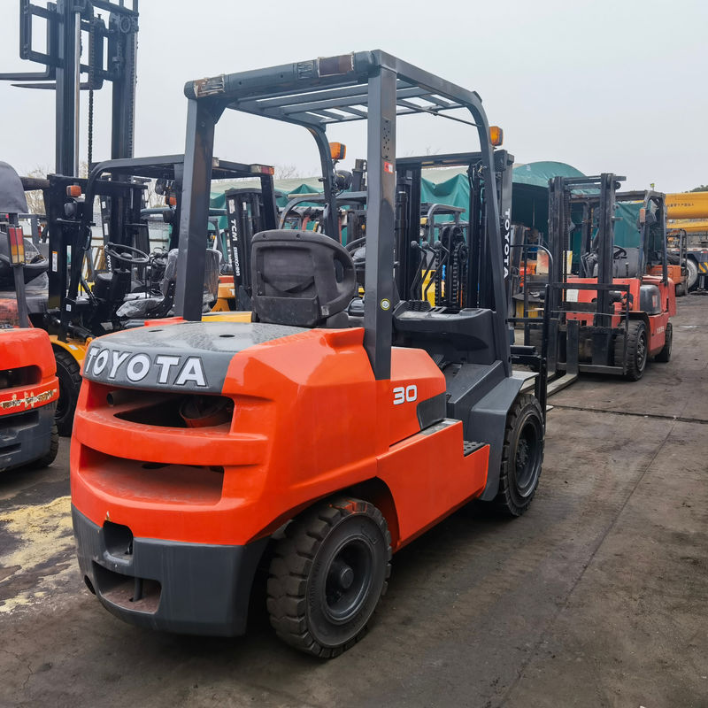 Poids 3000 kg Toyota FD30 utilisée chariot élévateur à fourche avec remontage latéral de la pince se déplaçant à gauche et à droite