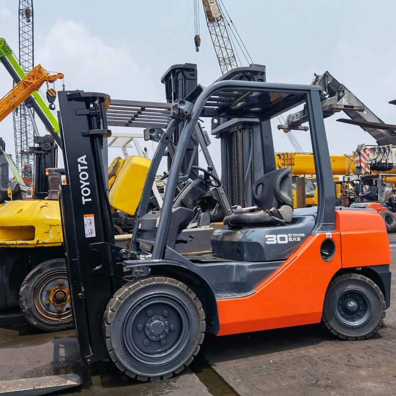 Un chariot élévateur Toyota de 3 tonnes à moteur à essence à Shanghai