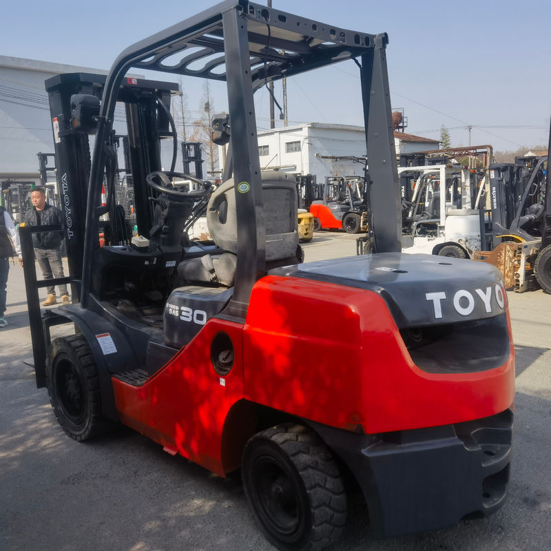 TOYOTA 8F30 7F30 FD30 chariot élévateur à moteur diesel avec une longueur de fourchette de 4,5 m et un mât à 3 étages