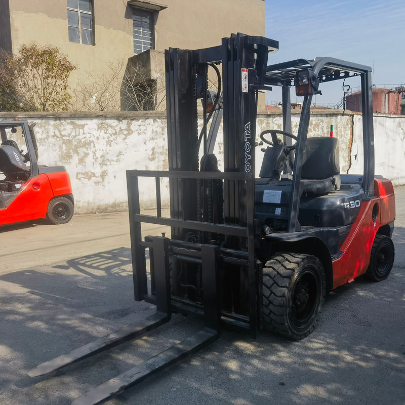 Toyota 3 tonnes usé chariot élévateur à 2 étages et hauteur de levage 3-4.5m en excellent état