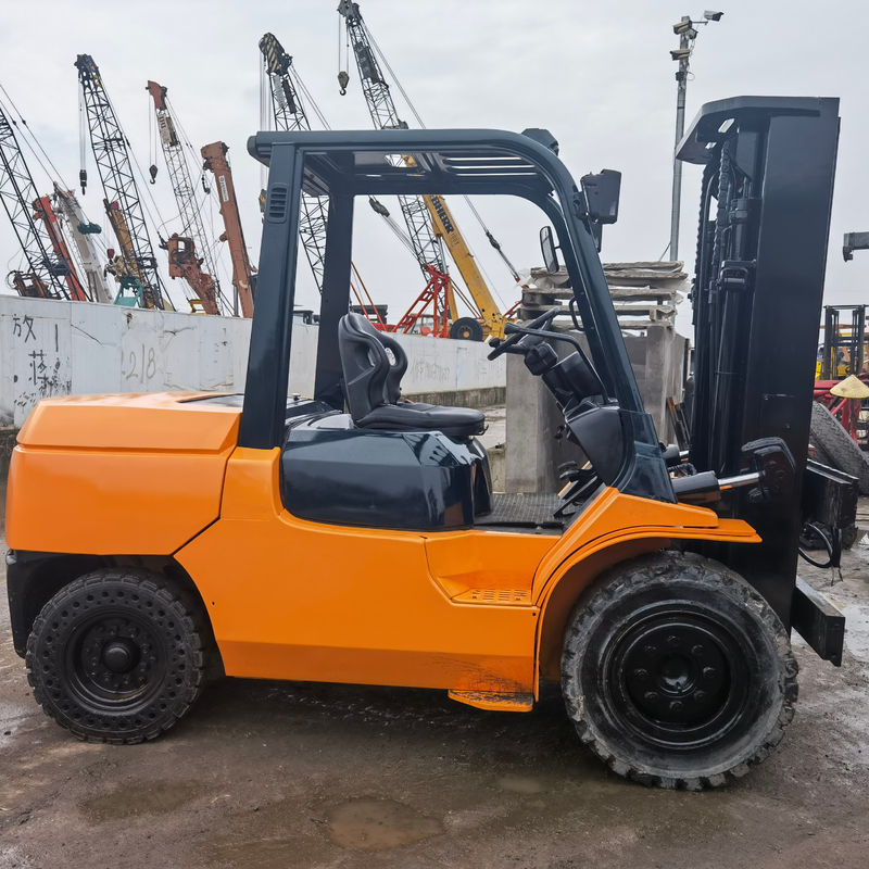 Utilisé Toyota chariot élévateur à essence gaz 2,5 tonnes 3 tonnes dans Shanghai Yard avec largeur de la fourchette routine