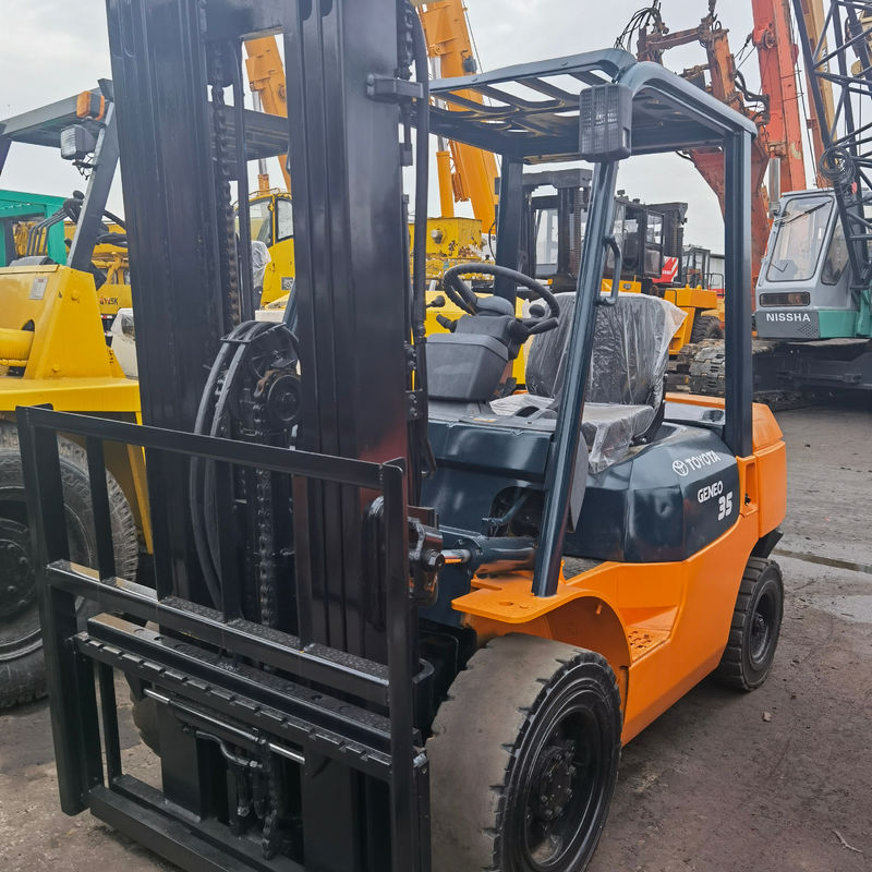 Camion élévateur diesel Toyota de 3,5 tonnes dans le chantier de Shanghai avec 3500 kg de largeur de fourchette