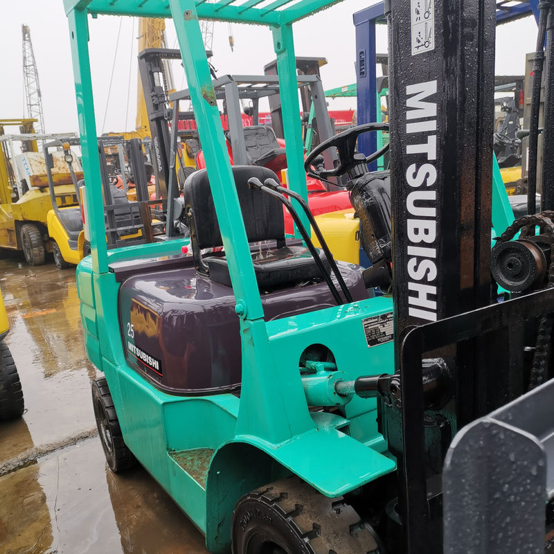 Un chariot élévateur Mitsubishi de 2 tonnes et demie à Shanghai, parfait pour les magasins de matériaux de construction.