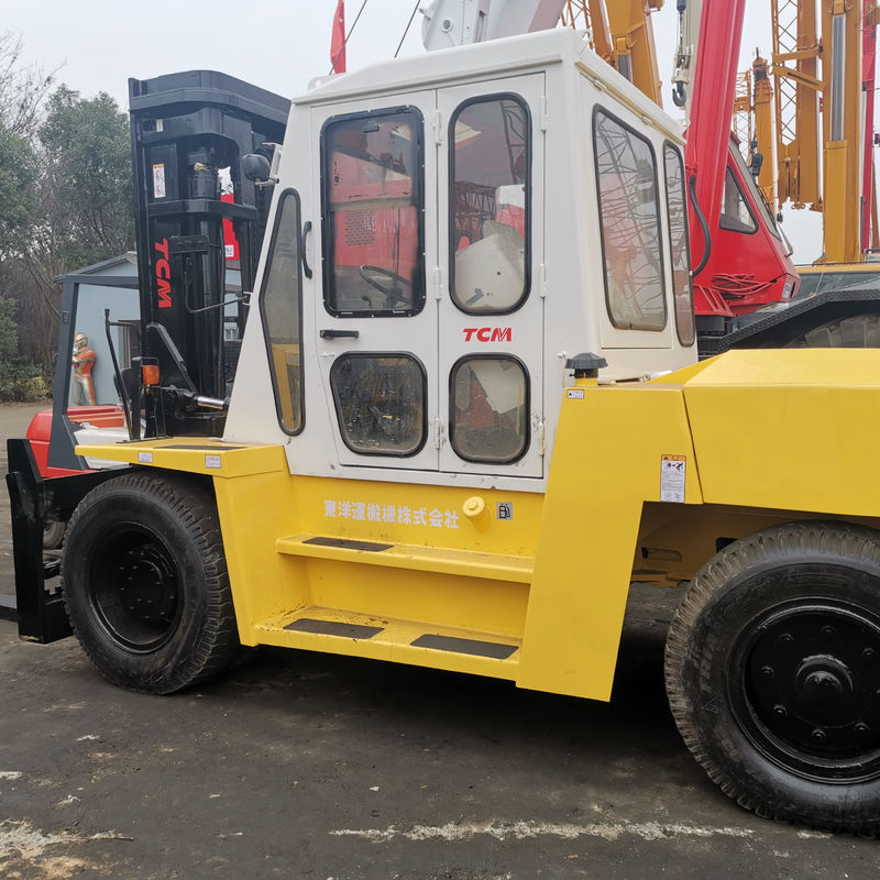 TCM FD100 chariot élévateur diesel utilisé sur un chantier de construction avec une longueur de fourchette de routine assurée