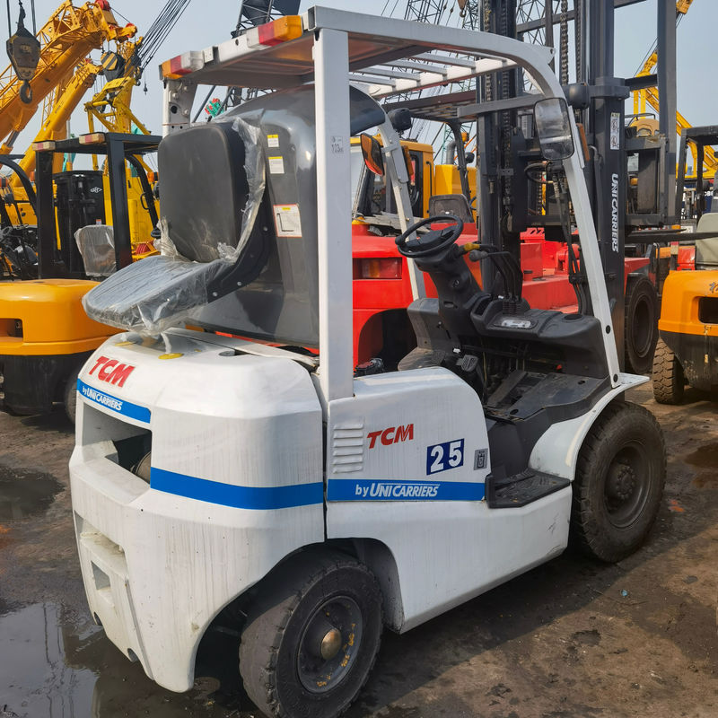 TCM 2.5 tonnes usées Forklift diesel FD25 avec moteur diesel à noyau dans les dimensions de routine