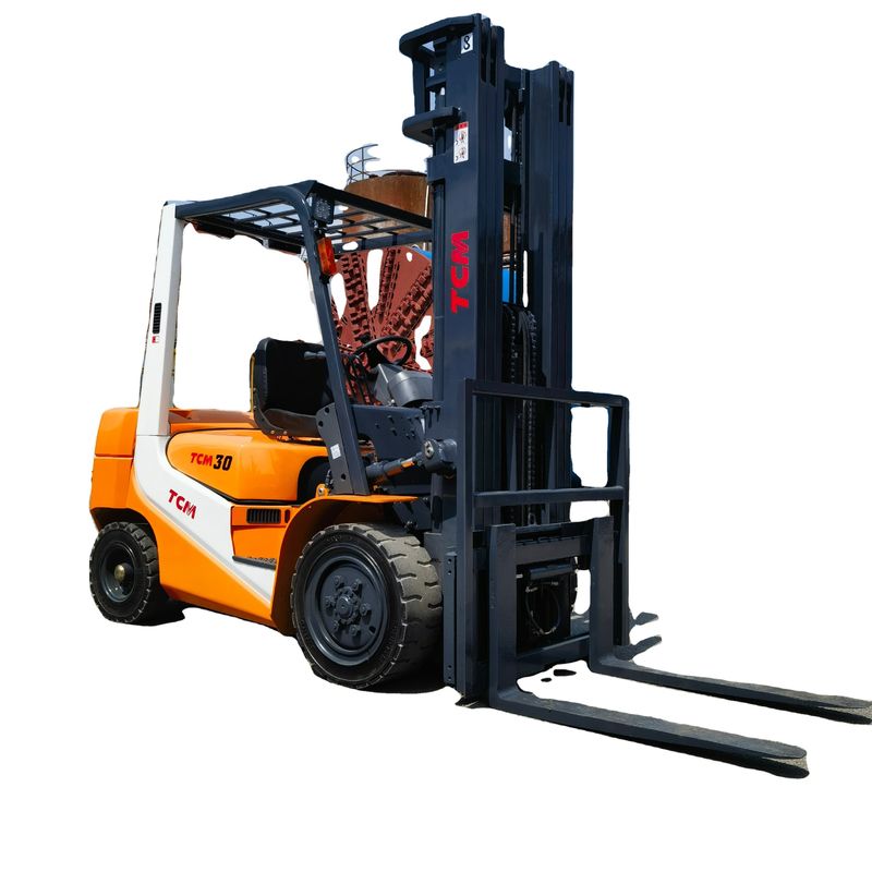 Puissant chariot élévateur TCM FD30T6 de 3 tonnes avec triple fourchette et virage latéral utilisé dans le chantier de Shanghai